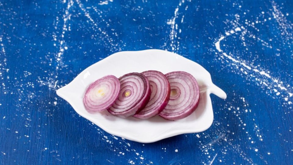 Лук мариную только по этому рецепту: получается очень вкусно — гости уминают его так, будто это лучшее в мире лакомство