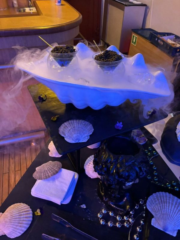  :  Caviar Bar     