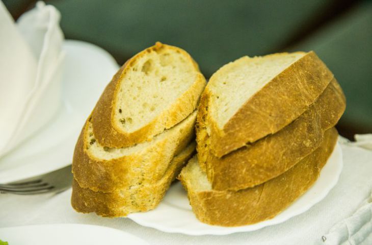Что можно сделать из черствого хлеба: вот почему не нужно выбрасывать продукт