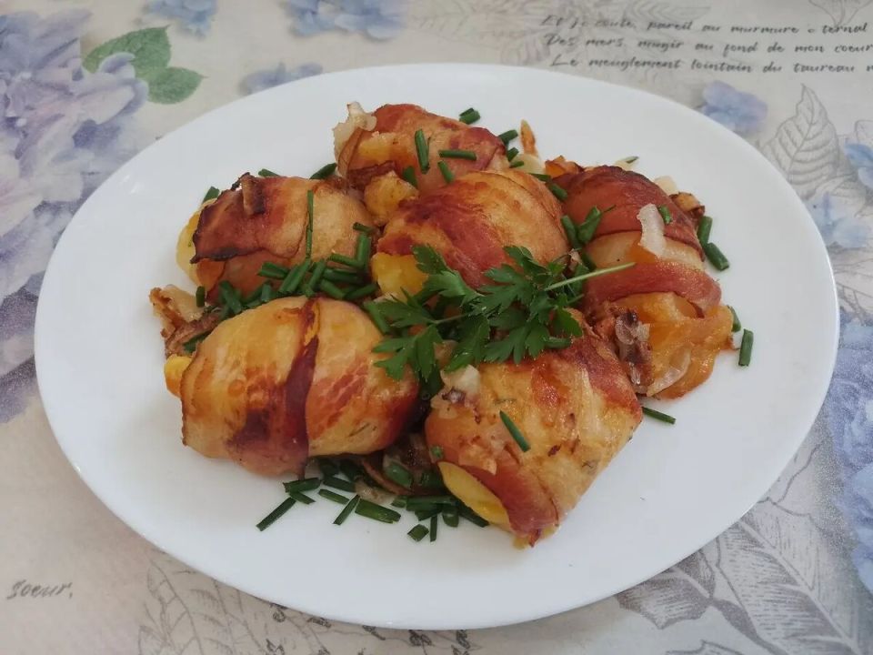 Тепло и вкус: картофель с сыром и беконом, запеченный в духовке