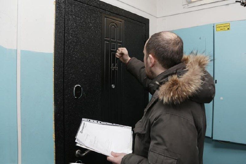 Как банки используют психологическое давление для взыскания долгов: стоит ли открывать дверь визитерам?