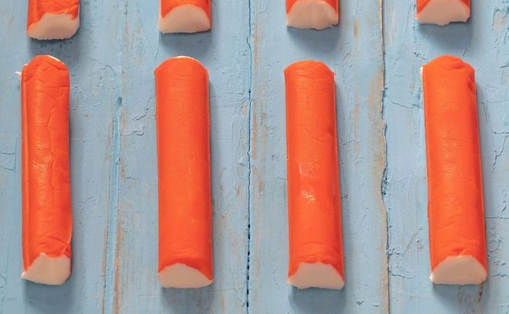 Крабовый торт без теста, который станет главным блюдом на праздничном столе: духовка не нужна