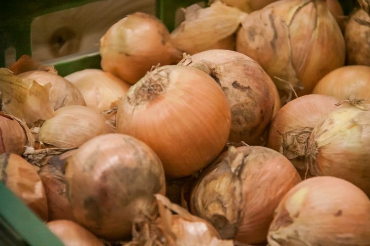 Запах чеснока и лука исчезнет, если натрете руки этим продуктом: забудьте о мыле