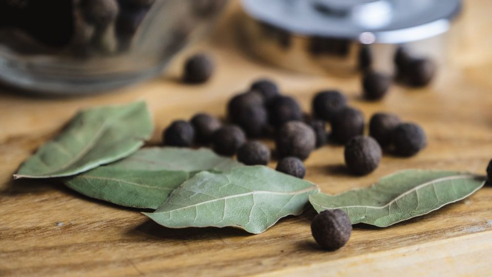 Эффект поразительный: вот для лавровый лист кладут под подушку