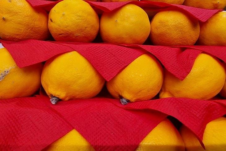 Лимонный сок можно получить даже без соковыжималки. Просто поставьте его в микроволновку