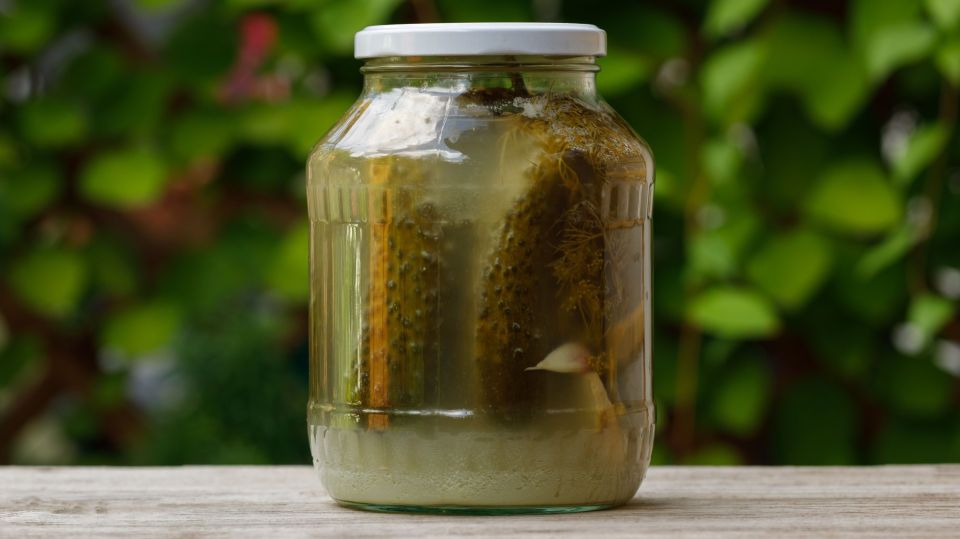 Запах консервации исчезнет без следа: нужно лишь положить в банки немного этого соуса