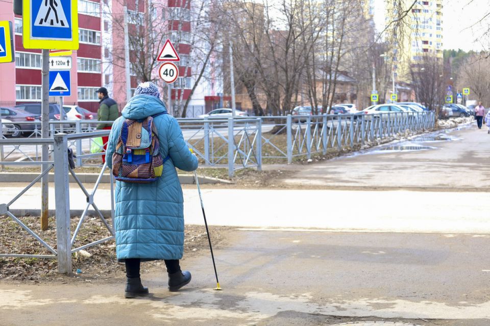 Когда может быть приостановлена пенсия: условия и причины
