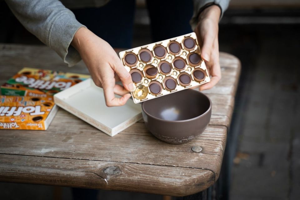 Превращение упаковки конфет в неожиданный осенний декор: как создать очаровательные грибы