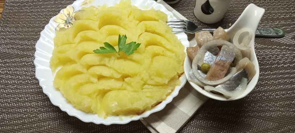 Идеальное сочетание: картофельное пюре с топленым молоком и малосольной сельдью