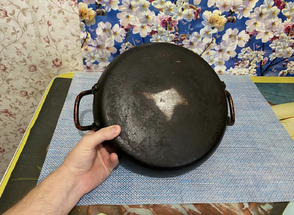 Секреты быстрой и эффективной чистки сковород: метод «Два стакана»