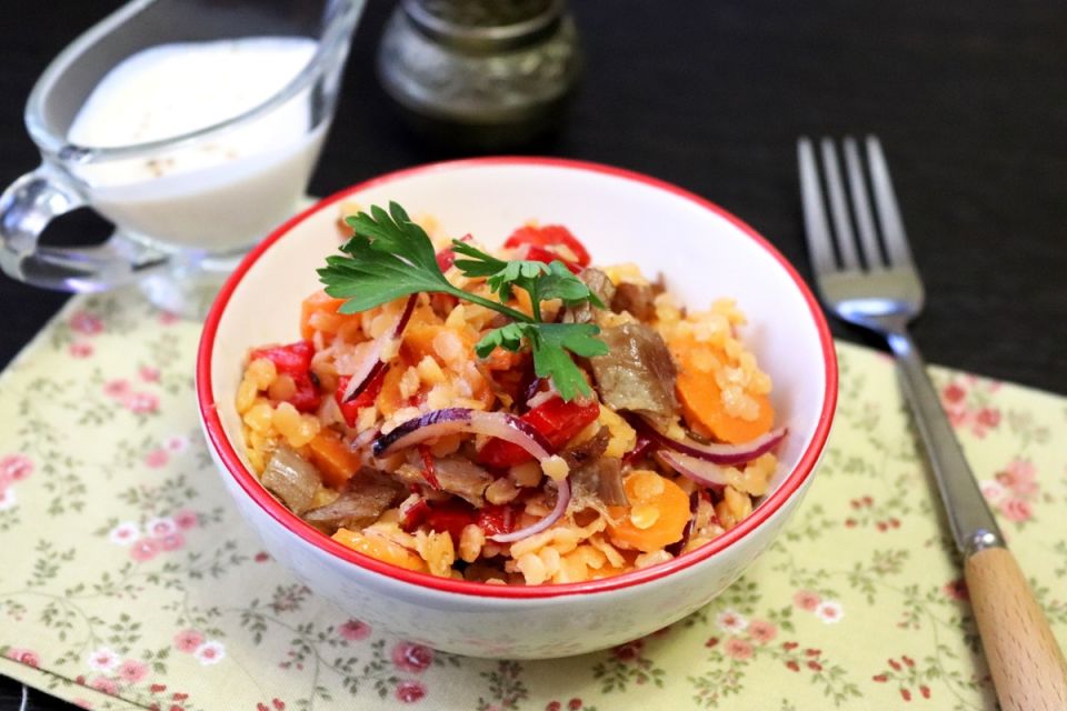 Порадуйте свои вкусовые рецепторы: пряный салат из красной чечевицы с ароматным мясом