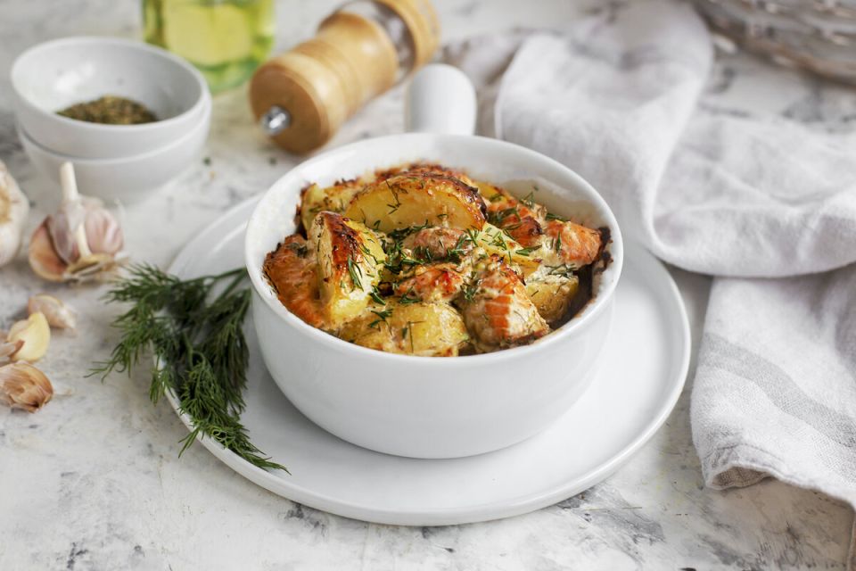 Вкусная находка: запеченная форель с картофелем в сметанном соусе
