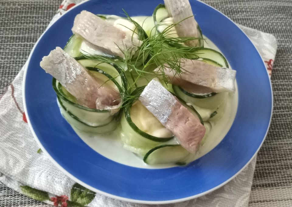 Нежные рулетики из огурца с сыром и селедкой: простой рецепт для любого стола