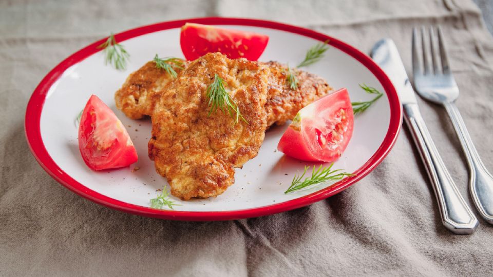 Сочные куриные отбивные будут готовы за 10 минут: весь секрет в правильной нарезке