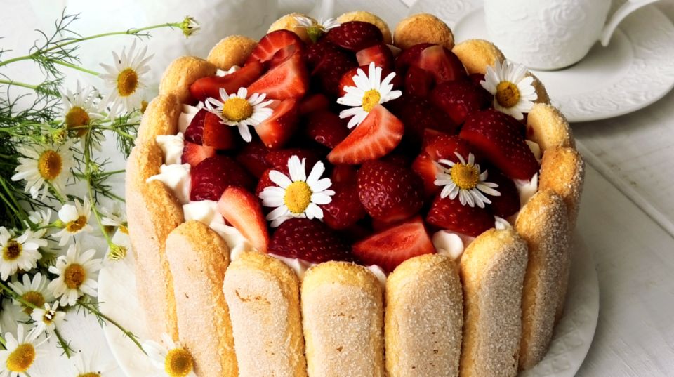 Необычный летний десерт для жарких дней: клубничный торт без выпечки