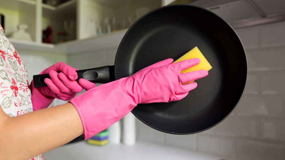 Без лимона, соды и уксуса: так чистят сковородки от нагара продвинутые хозяйки