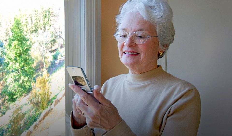 Почему пенсионеры становятся жертвами мошенников, несмотря на свои миллионы