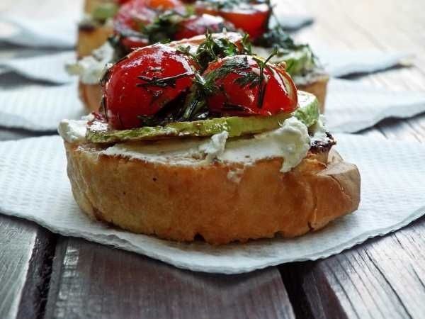 Летний вкус на вашей тарелке: брускетта с кабачками и помидорами черри