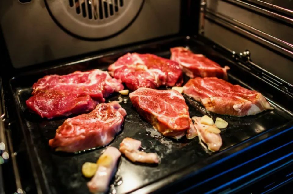 Правильное расположение мяса в духовке: как достичь идеальной прожарки
