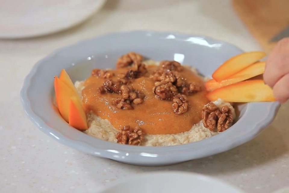 Ароматный завтрак для холодного утра: овсянка с хурмой и карамелью