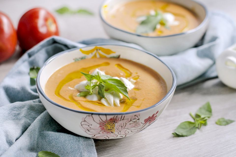 Итальянский томатный крем-суп с базиликом и моцареллой