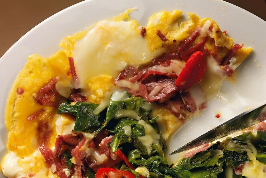 Омлет с бастурмой и шпинатом — простое блюдо для быстрого завтрака