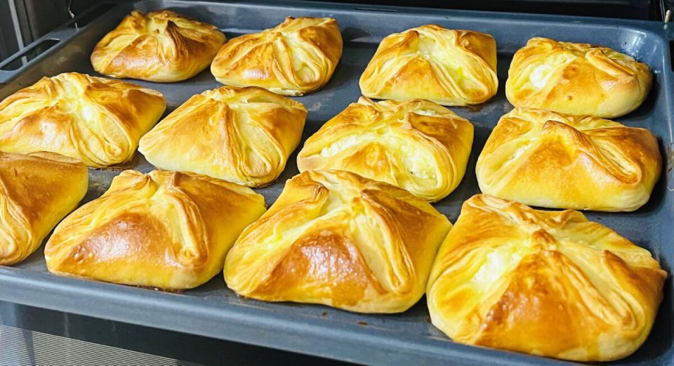 Необычные хачапури с сыром и творогом: простой рецепт дрожжевого теста на кефире