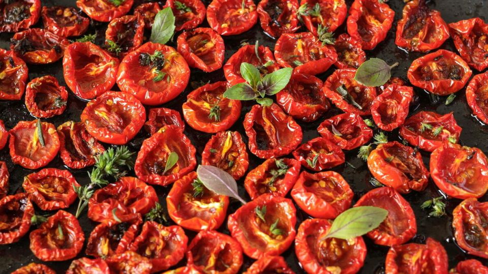 Как сохранить избыток свежих помидоров и зелени с помощью сушки и дегидратора