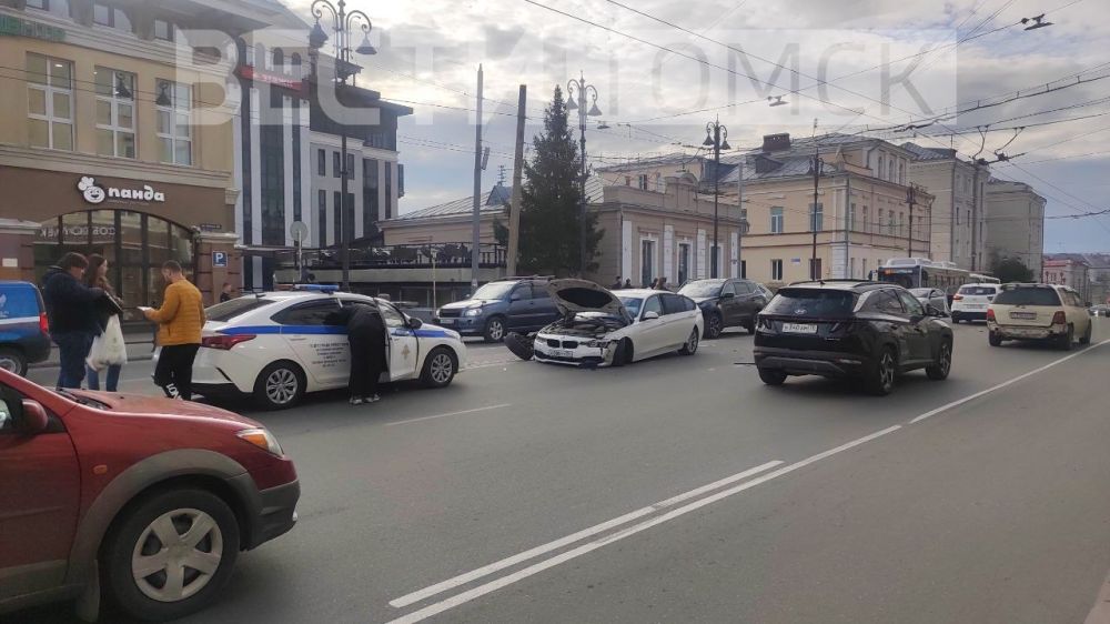 В центре Томска произошло сильное тройное ДТП