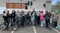 В городе Стрежевом на пришкольной площадке по безопасности дорожного движения полицейские провели с детьми спортивные состязания на велосипедах и самокатах
