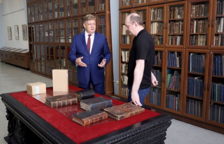 Анатолий Серышев обсудил с руководителем книгохранилища перспективы развития библиотеки