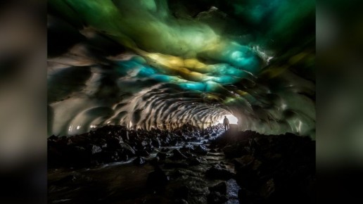 Снимок ледяной пещеры на Камчатке прославил фотографа из Северска