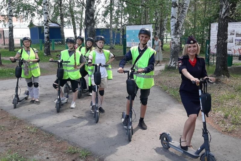 Необычную группу на электросамокатах можно наблюдать на улицах города Колпашева и села Тогур