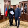 Дмитрий Махиня: Вручил первое региональное государственное жилищное свидетельство по программе поддержки детей-сирот