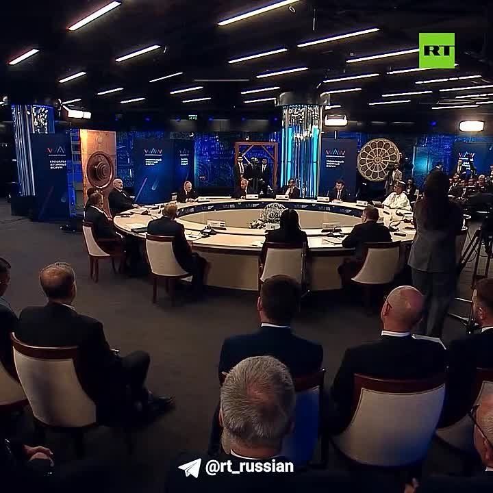 Россия вскоре будет производить плавучие АЭС серийно, сообщил Путин