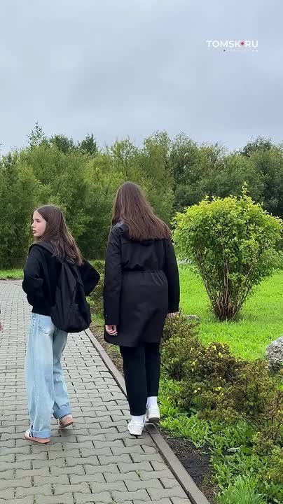 Надели белые костюмы — и все, моментально +100 к серьезности и внимательности