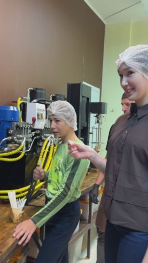 На маслодельне у Константина все по-настоящему: семечки, пресс, немного терпения — и вот уже появляется ароматное и натуральное масло