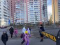Сотрудники томской полиции провели акцию «Засветись» в жилой зоне, вблизи нерегулируемых пешеходных переходов, расположенных рядом с детскими садами
