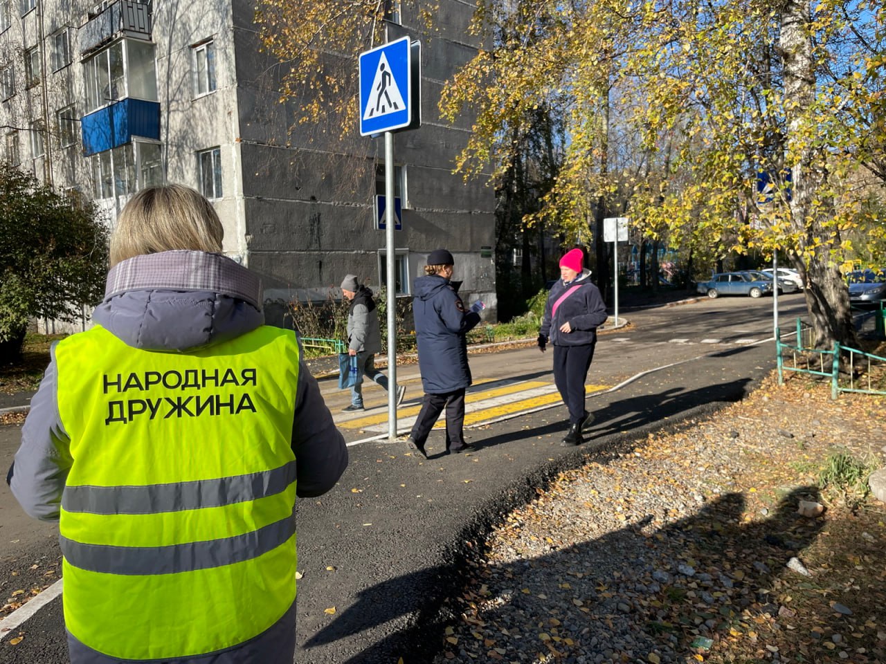 Сотрудники томской полиции провели акцию «Засветись» в жилой зоне, вблизи нерегулируемых пешеходных переходов, расположенных рядом с детскими садами Сотрудники томской полиции провели акцию «Засветись» в жилой зоне, вблизи нерегулируемых пешеходных переходов, расположенных рядом с детскими садами