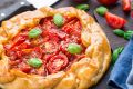 Летний пирог с помидорами: простота и вкус в каждом кусочке