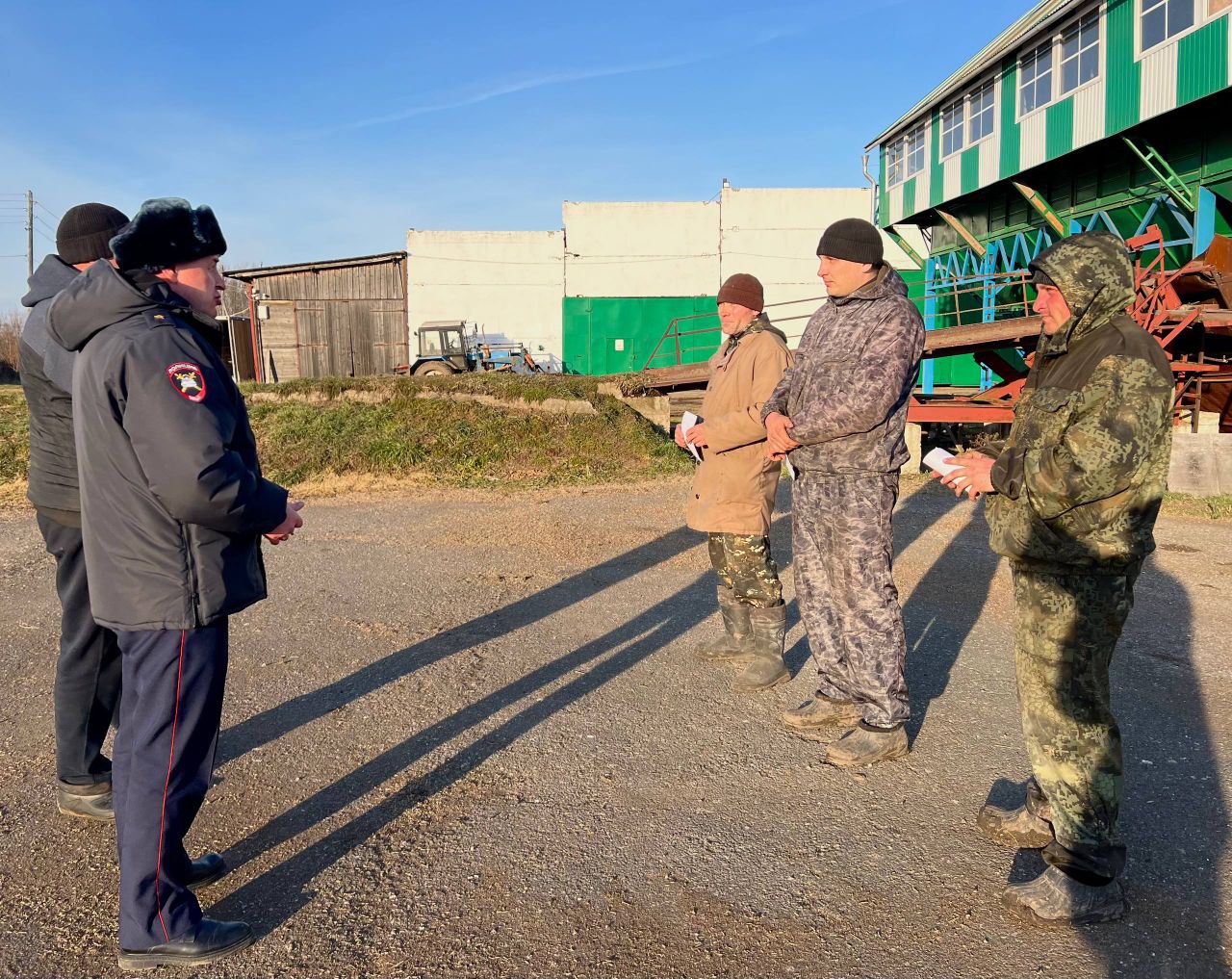 В Бакчарском районе сотрудники Госавтоинспекции посещают трудовые коллективы, чтобы напомнить водителям и пешеходам о необходимости соблюдать требования Правил дорожного движения В Бакчарском районе сотрудники Госавтоинспекции посещают трудовые коллективы, чтобы напомнить водителям и пешеходам о необходимости соблюдать требования Правил дорожного движения