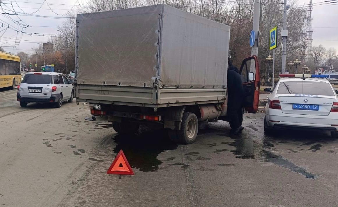 28 октября около 9 часов 30 минут в городе Томске на перекрестке площади Соляной и улицы Пушкина произошло столкновение двух транспортных средств 28 октября около 9 часов 30 минут в городе Томске на перекрестке площади Соляной и улицы Пушкина произошло столкновение двух транспортных средств