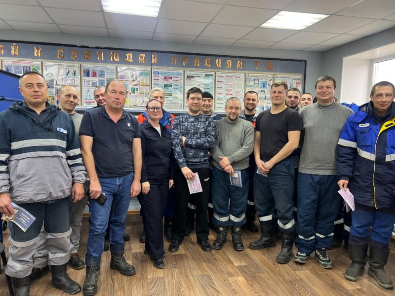 Сотрудники ОМВД России по Бакчарскому району встретились с работниками ПАО «Россети Томск» ПО ЦЭС Бакчарский РЭС и провели профилактическую беседу о том, как обезопасить себя от мошеннических преступлений