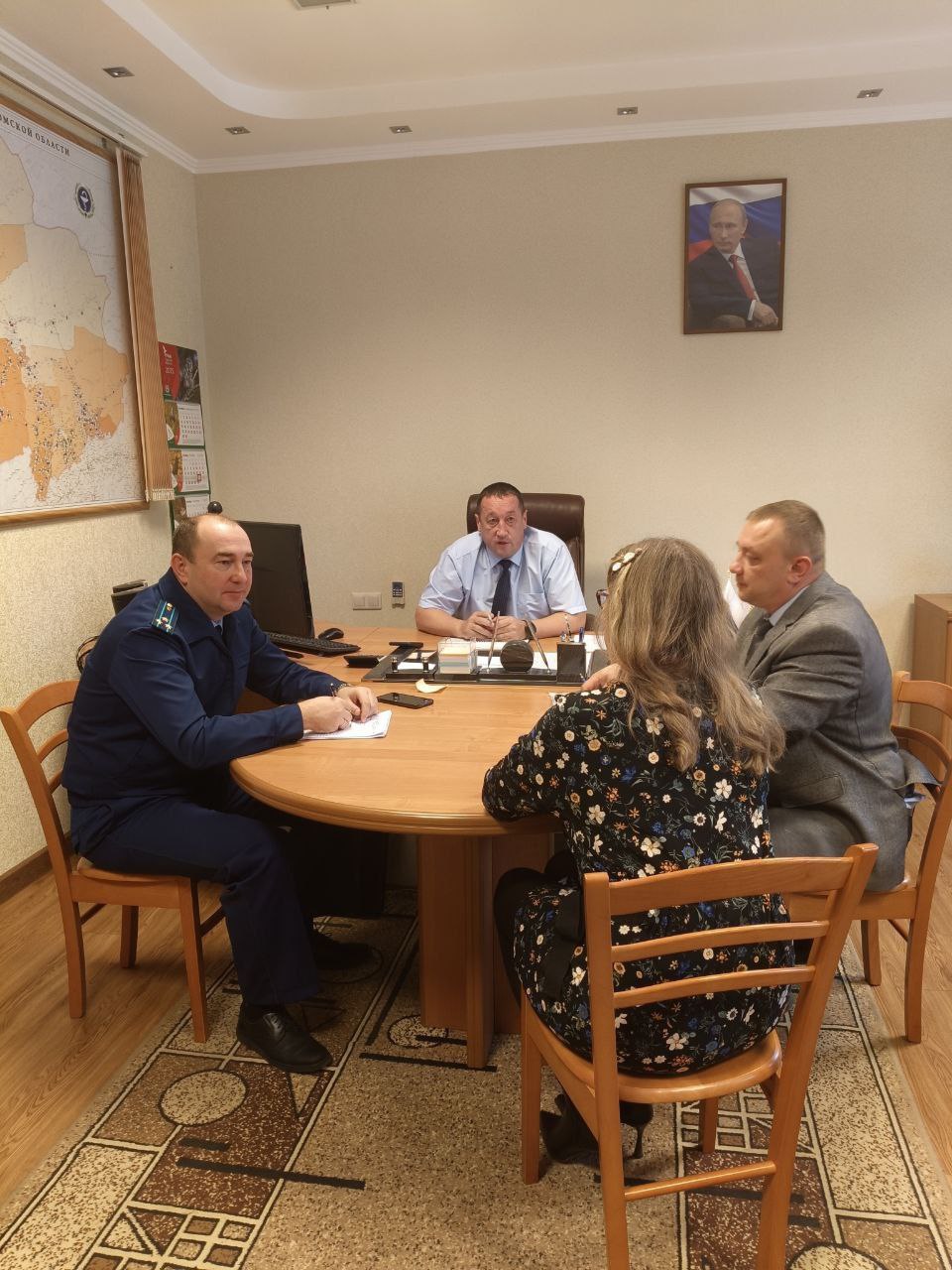 Заместитель Томского межрайонного природоохранного прокурора Игорь Тимошенко провел выездной прием в региональном департаменте ветеринарии