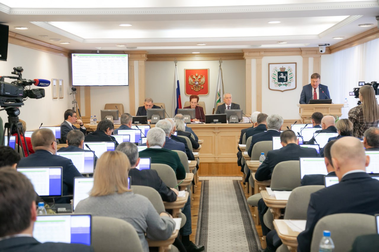 На 47-м собрании Законодательной думы депутаты приняли в первом чтении областной бюджет на 2026-2028 годы