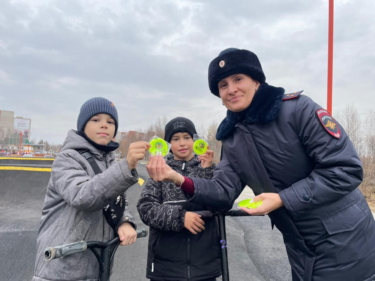 На севере Томской области Стрежевская Госавтоинспекция продолжает популяризацию световозвращающих элементов в рамках акции #Засветись На севере Томской области Стрежевская Госавтоинспекция продолжает популяризацию световозвращающих элементов в рамках акции #Засветись