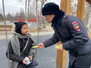 На севере Томской области Стрежевская Госавтоинспекция продолжает популяризацию световозвращающих элементов в рамках акции #Засветись