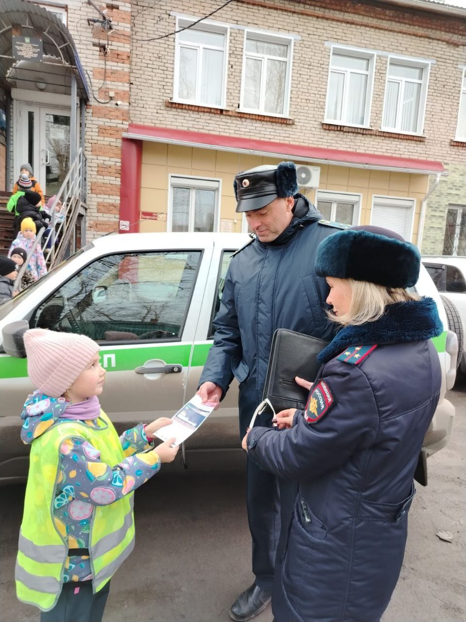 Самые юные инспекторы движения города Колпашева необычно поздравили судебных приставов накануне их профессионального праздника