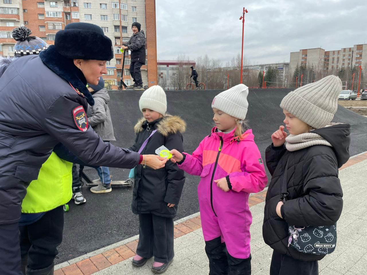 На севере Томской области Стрежевская Госавтоинспекция продолжает популяризацию световозвращающих элементов в рамках акции #Засветись На севере Томской области Стрежевская Госавтоинспекция продолжает популяризацию световозвращающих элементов в рамках акции #Засветись
