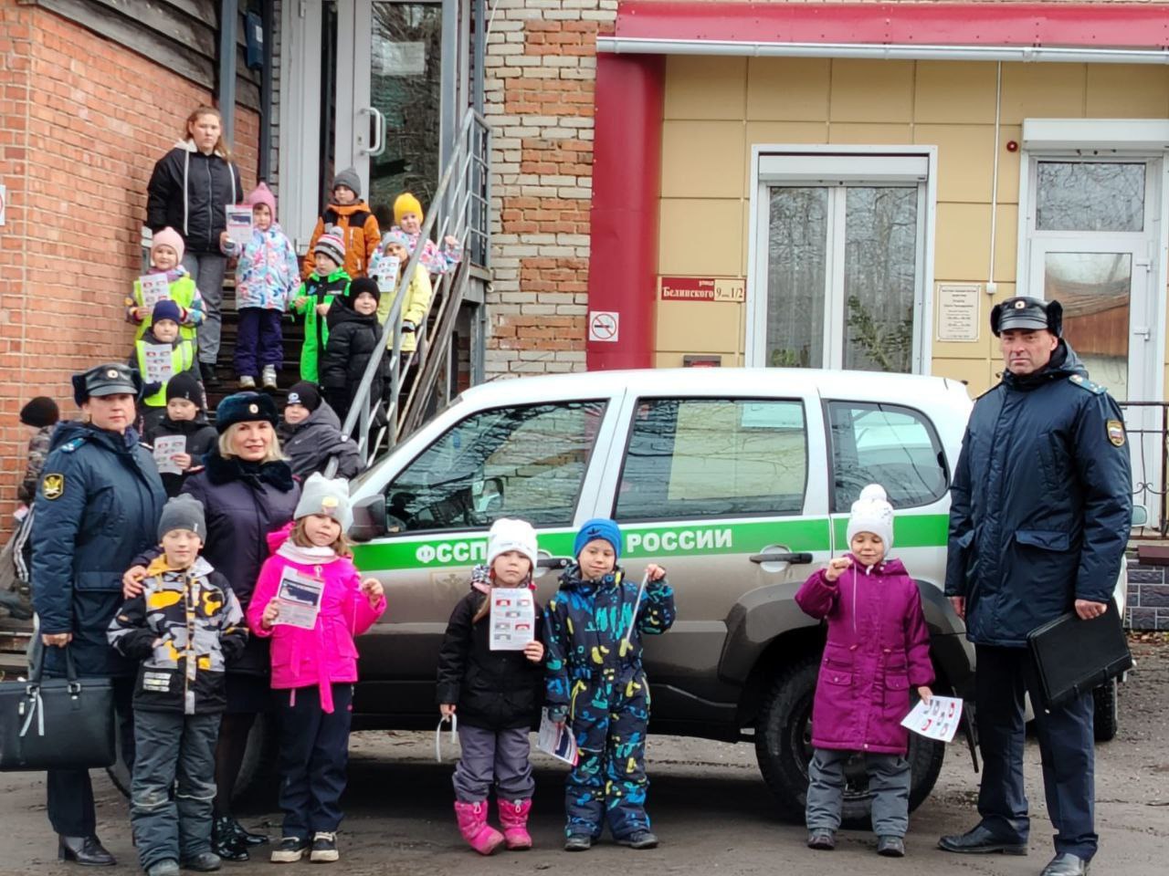 Самые юные инспекторы движения города Колпашева необычно поздравили судебных приставов накануне их профессионального праздника Самые юные инспекторы движения города Колпашева необычно поздравили судебных приставов накануне их профессионального праздника
